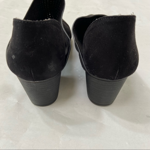 QUPID BLACK LOW HEEL ANKLE LASER CUT BOOTIES - Picture 10 of 13